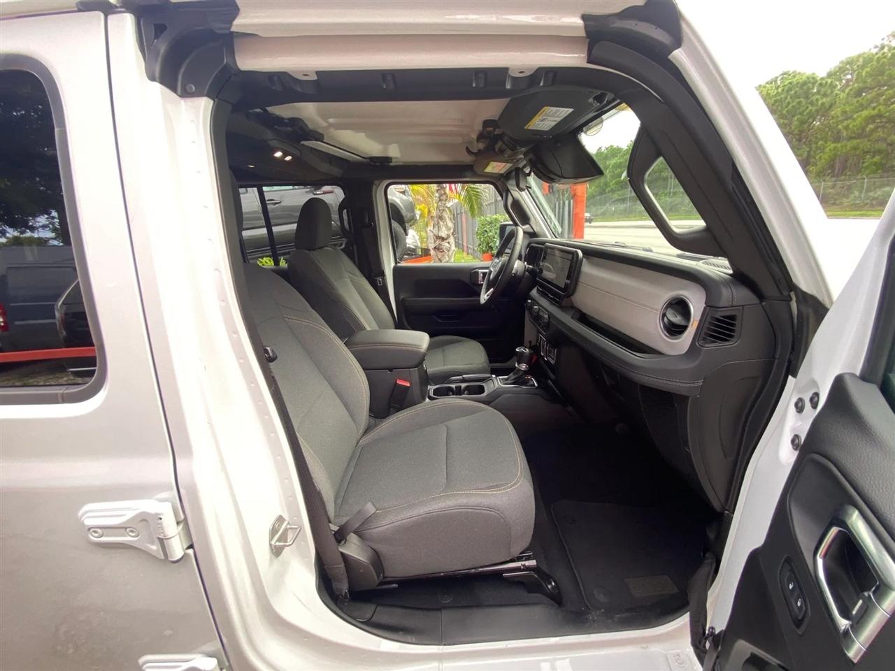 Jeep Wrangler Sahara 2025