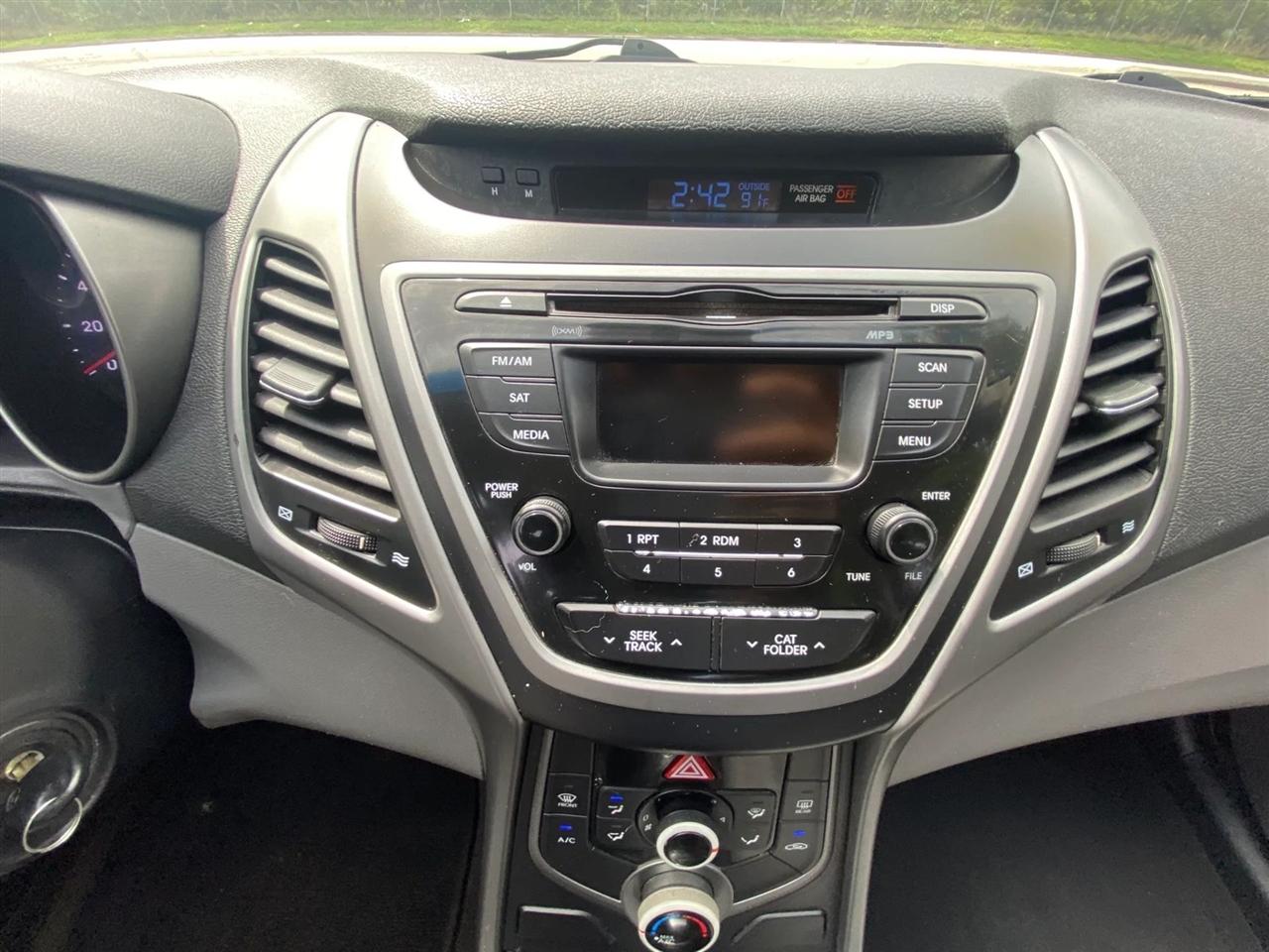 Hyundai Elantra SE 6AT 2016