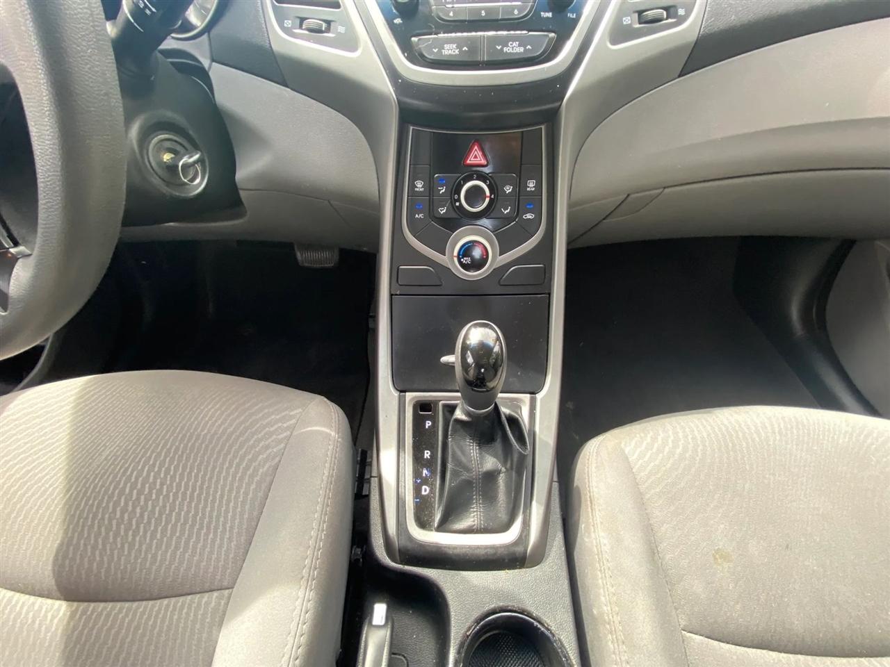 Hyundai Elantra SE 6AT 2016