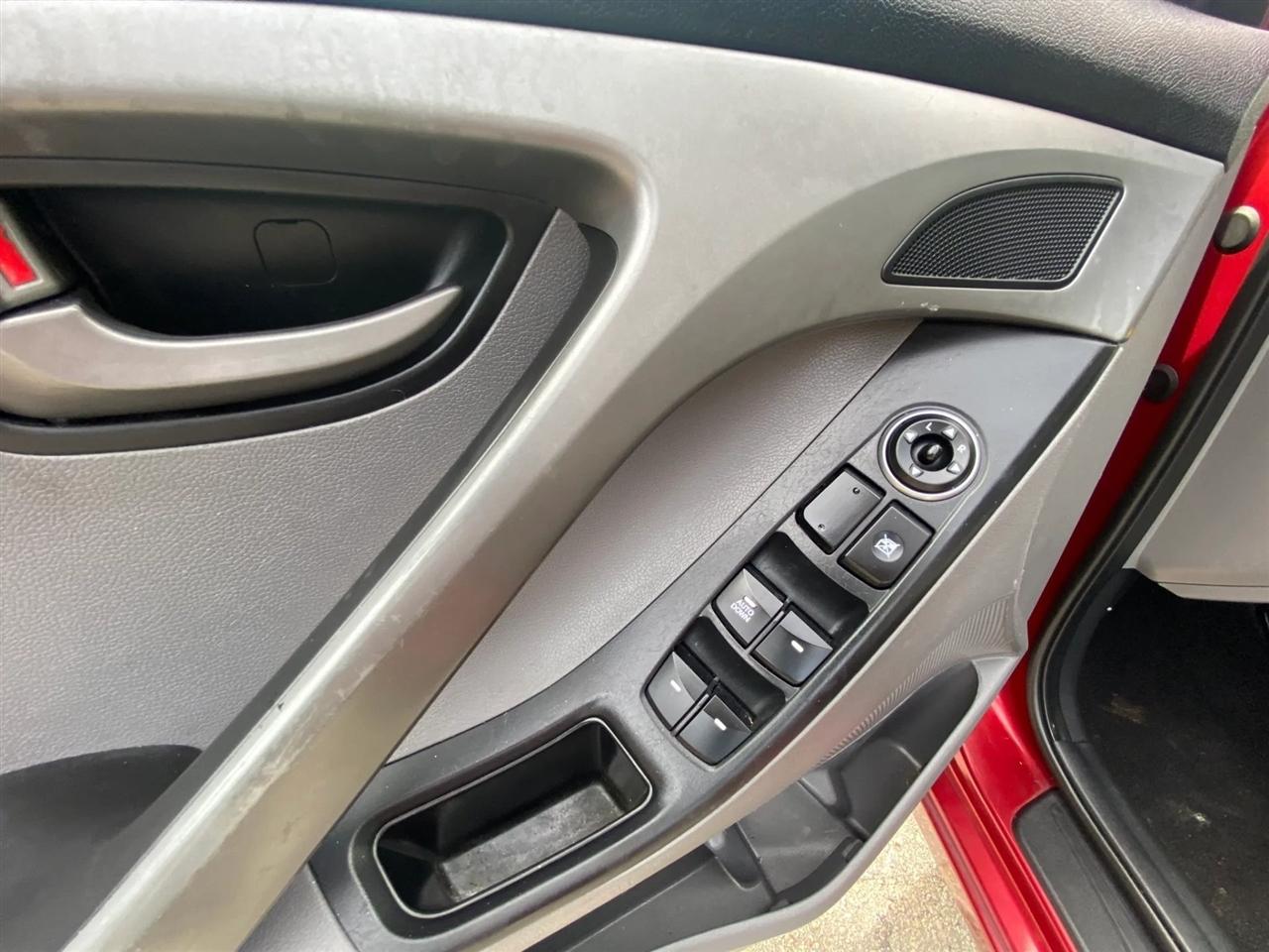 Hyundai Elantra SE 6AT 2016