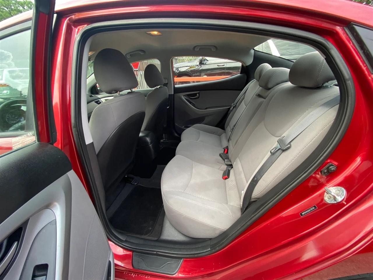 Hyundai Elantra SE 6AT 2016