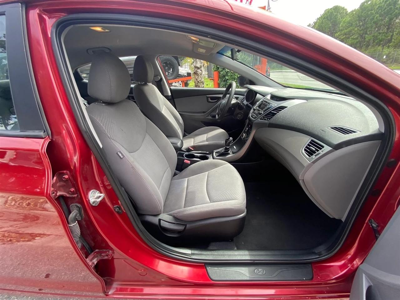Hyundai Elantra SE 6AT 2016