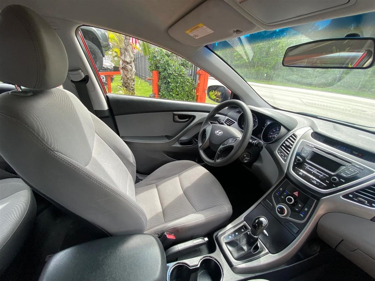 Hyundai Elantra SE 6AT 2016