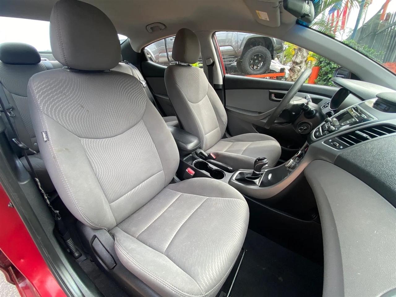 Hyundai Elantra SE 6AT 2016