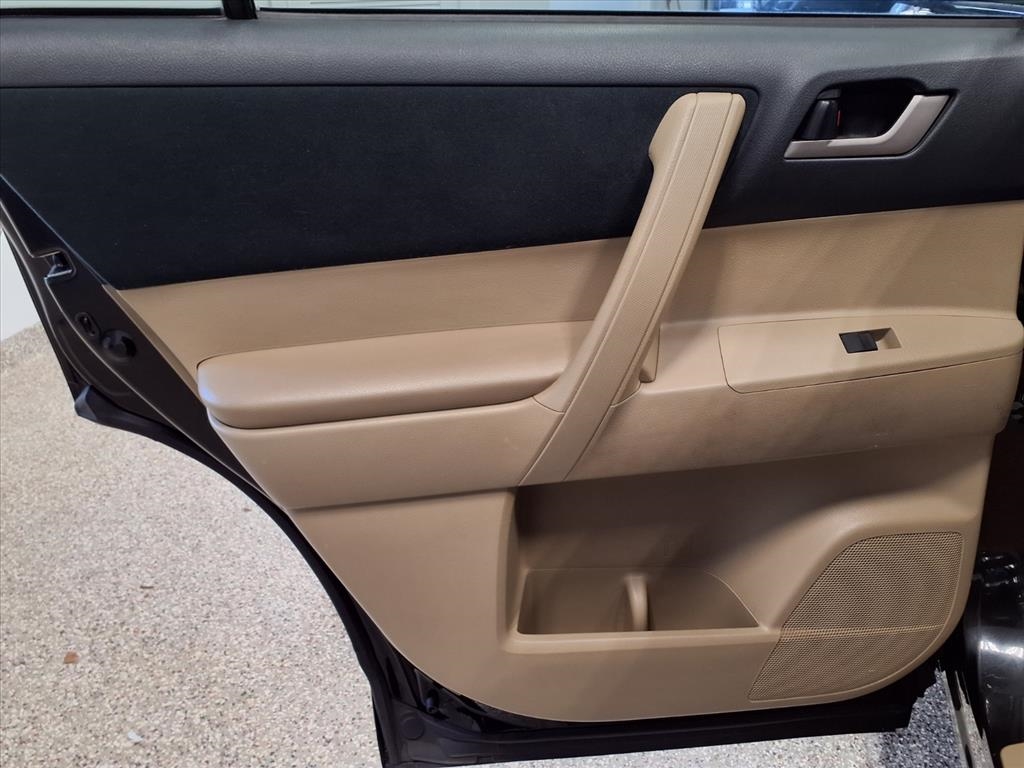 Toyota Highlander 4dr V6 4WD (Natl) 2012