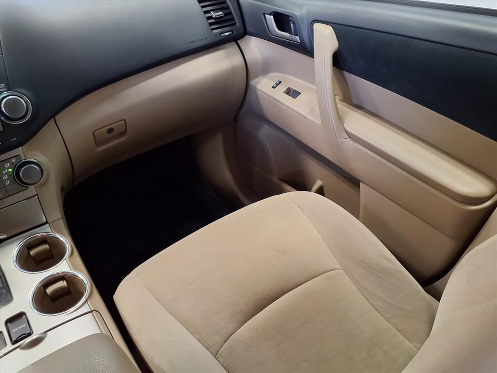 Toyota Highlander 4dr V6 4WD (Natl) 2012