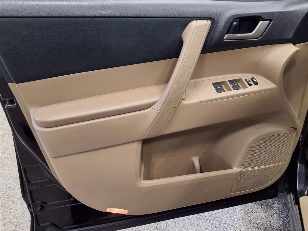 Toyota Highlander 4dr V6 4WD (Natl) 2012