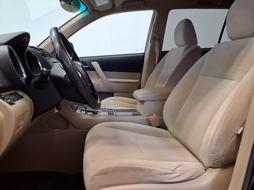 Toyota Highlander 4dr V6 4WD (Natl) 2012