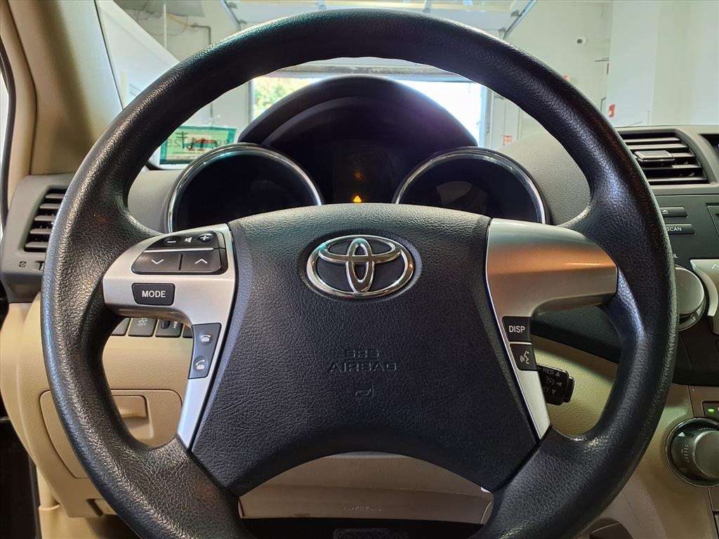 Toyota Highlander 4dr V6 4WD (Natl) 2012