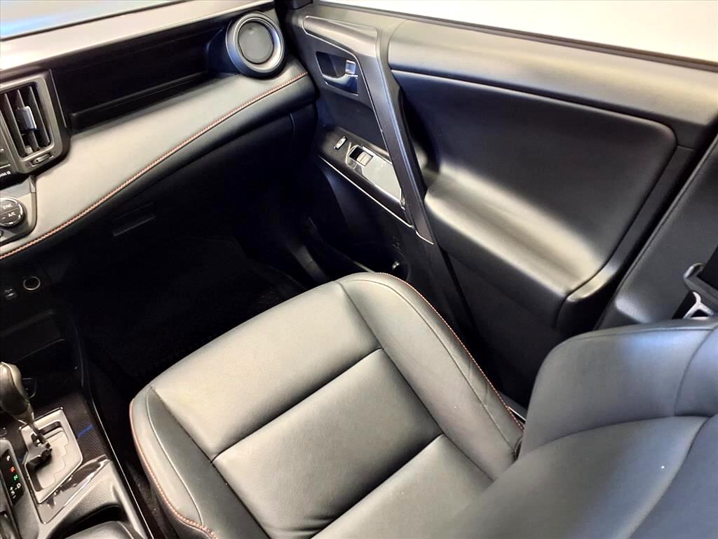 Toyota RAV4 SE AWD (Natl) 2018