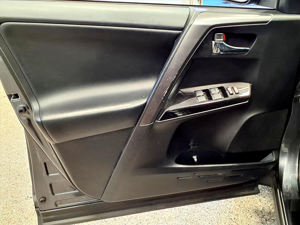 Toyota RAV4 SE AWD (Natl) 2018