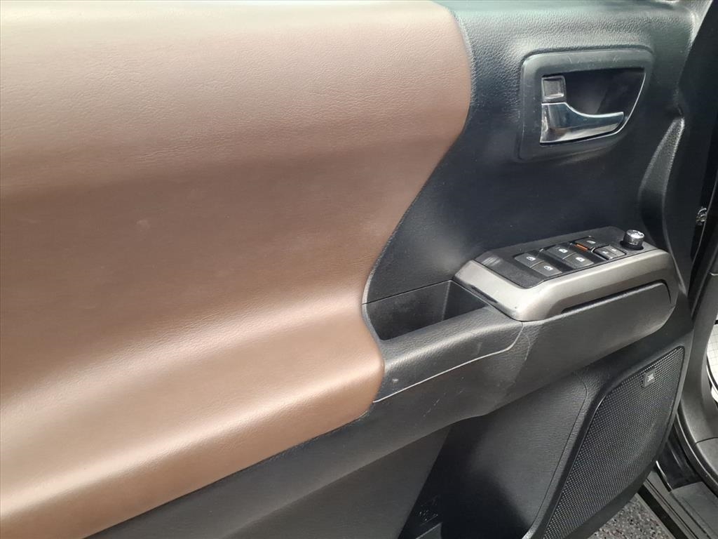 Toyota Tacoma Limited Double Cab 5' Bed V6 4x4 AT (Natl) 2017