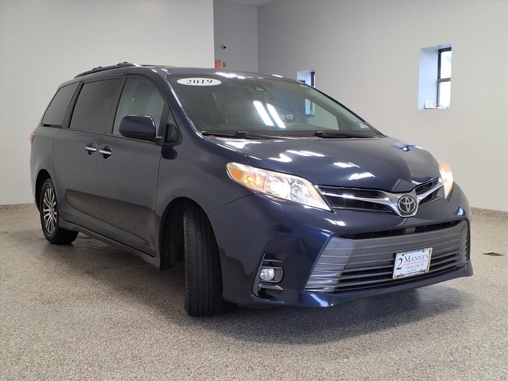 2019 Toyota Sienna XLE photo 2