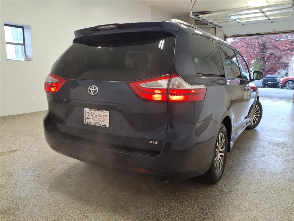 2019 Toyota Sienna XLE photo 3