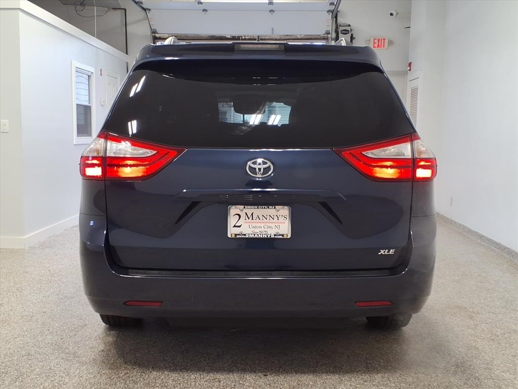 2019 Toyota Sienna XLE photo 4