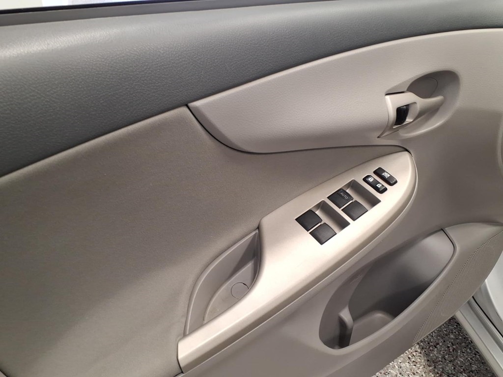 Toyota Corolla 4dr Sdn LE Auto 2010