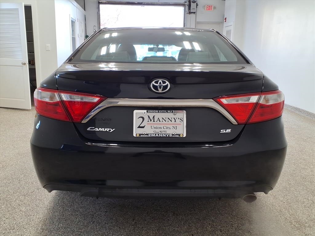 Toyota Camry 4dr Sdn I4 Auto SE (Natl) 2015