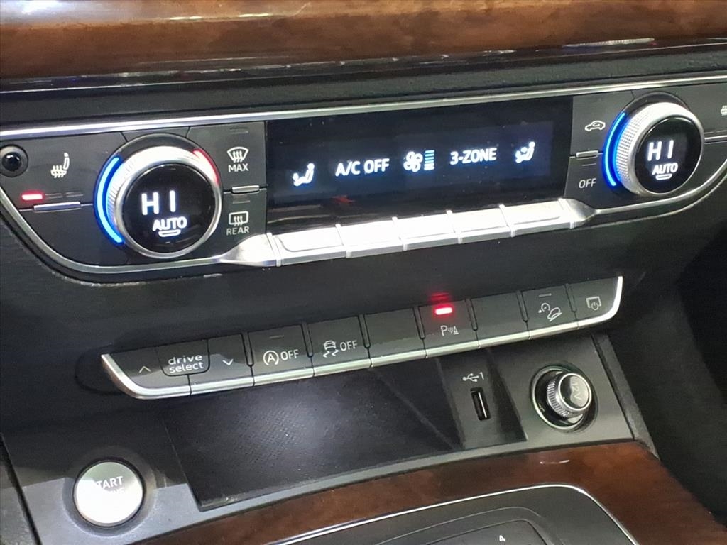 Audi Q5 Titanium Premium 4D SUV 2.0T 2020