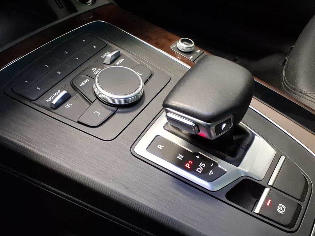 Audi Q5 Titanium Premium 4D SUV 2.0T 2020