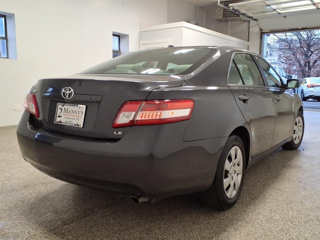 Toyota Camry LE (Natl) 2011