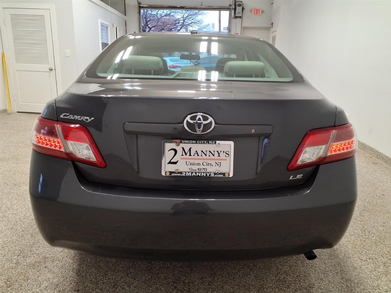 Toyota Camry LE (Natl) 2011