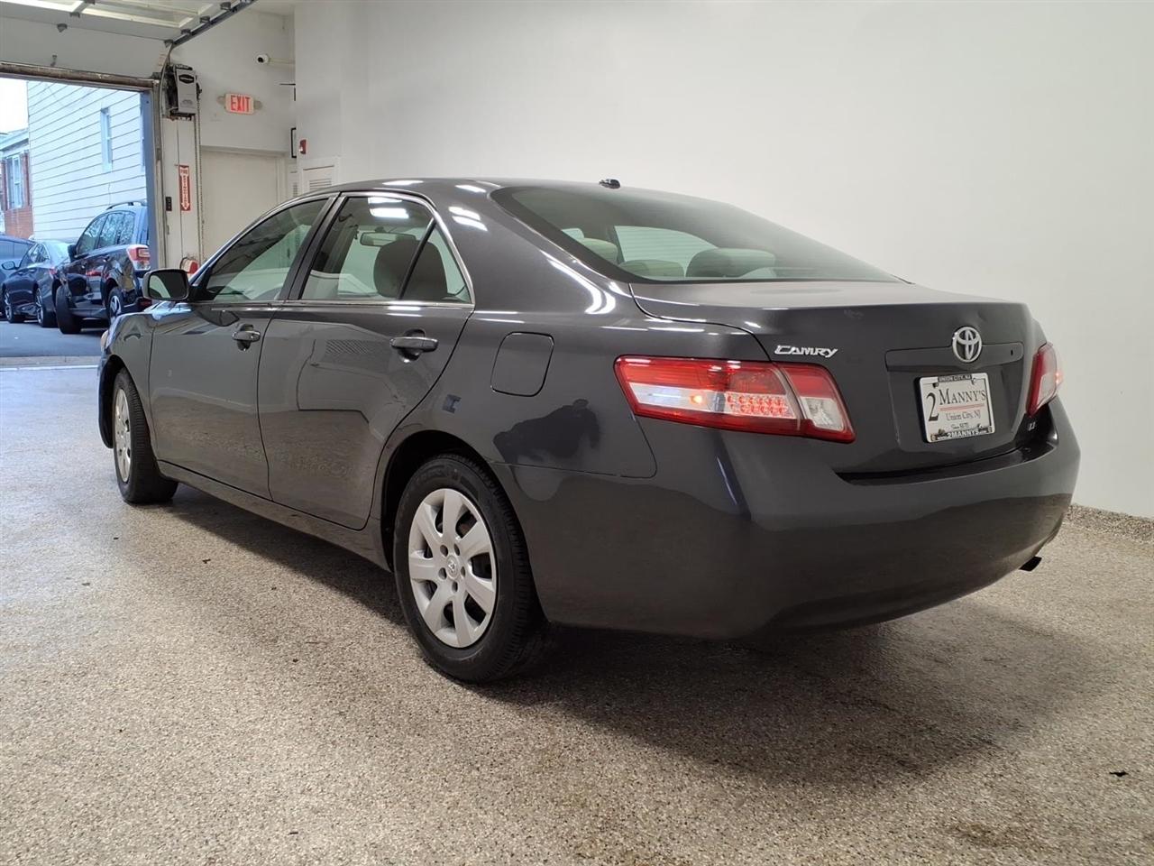 Toyota Camry LE (Natl) 2011
