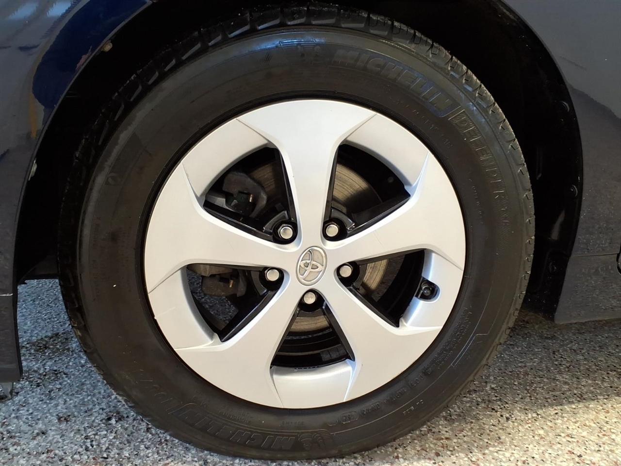 Toyota Prius Two 4D Hatchback 2014