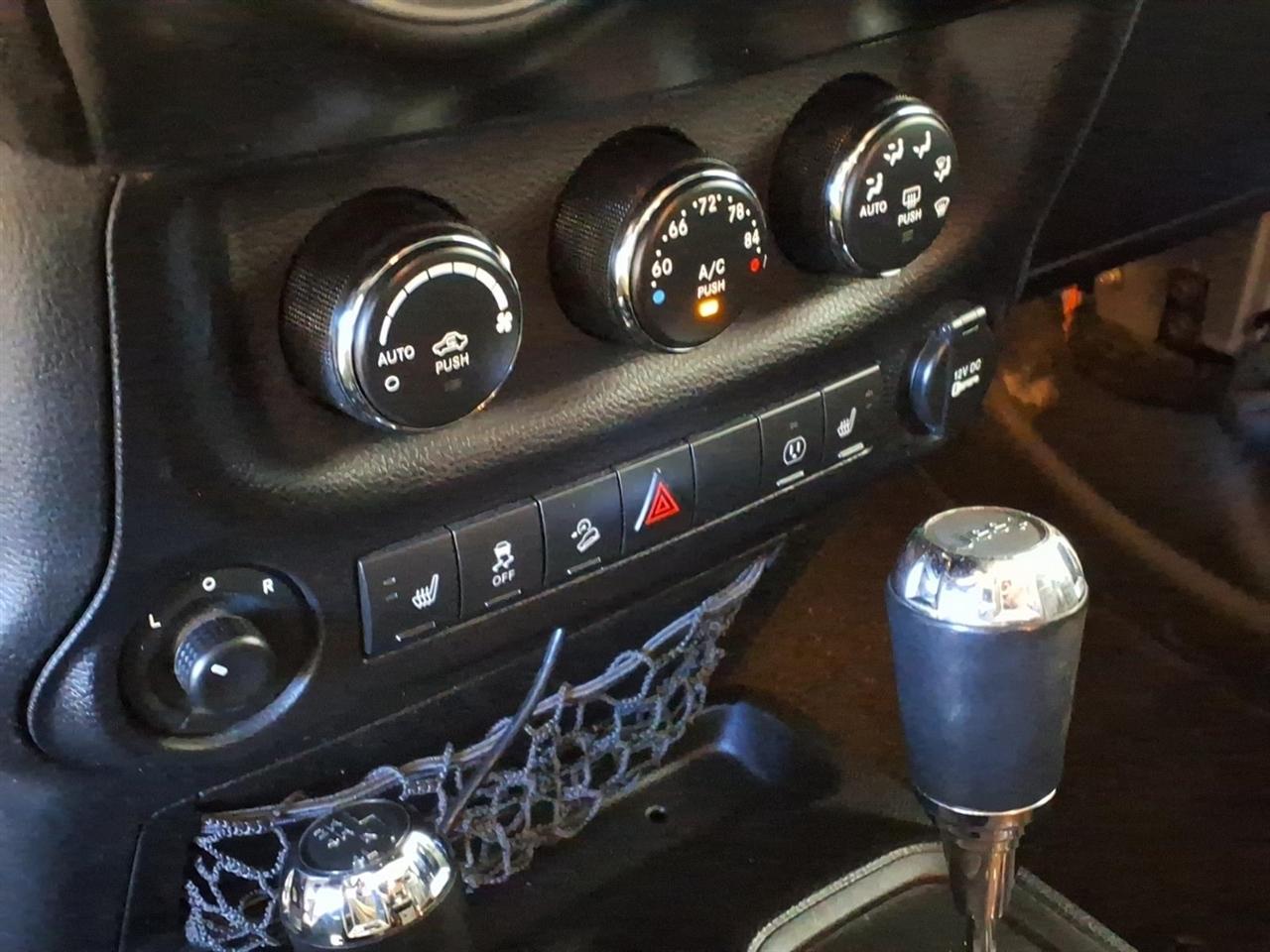 Jeep Wrangler Unlimited 4WD 4dr Sahara 2013