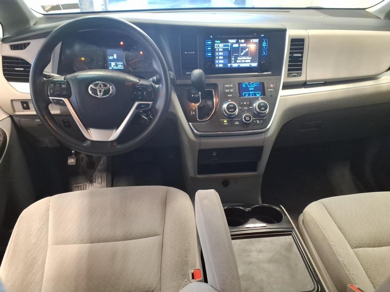 Toyota Sienna LE 8-Passenger Seating 2017