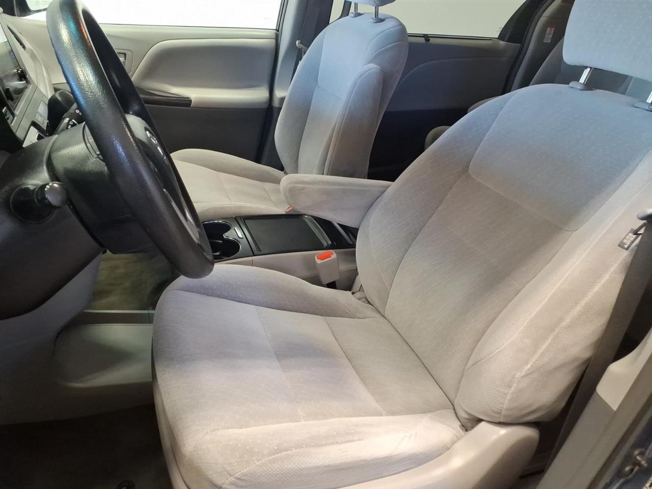 Toyota Sienna LE 8-Passenger Seating 2017