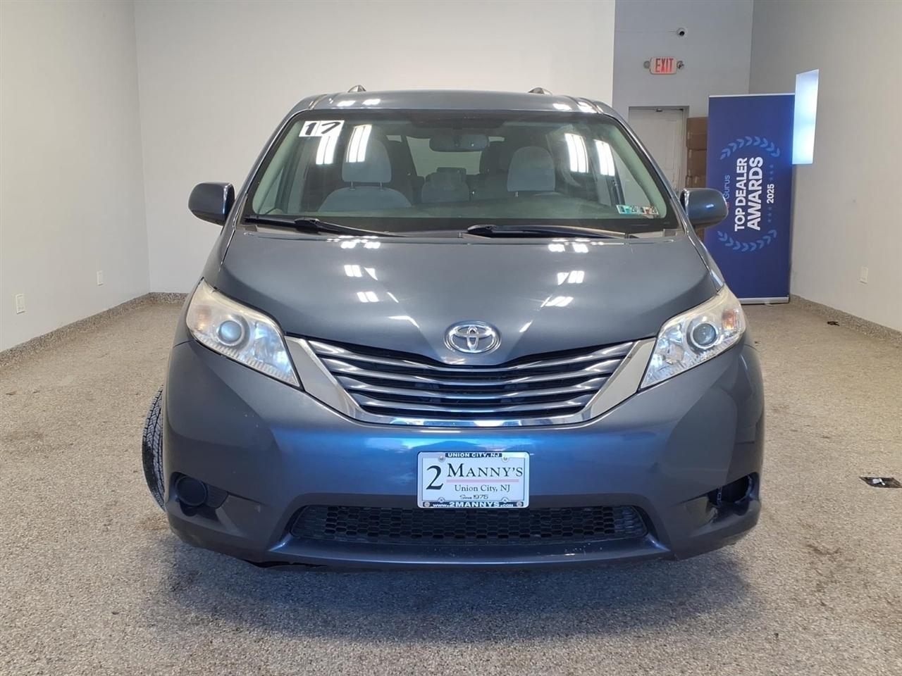 Toyota Sienna LE 8-Passenger Seating 2017