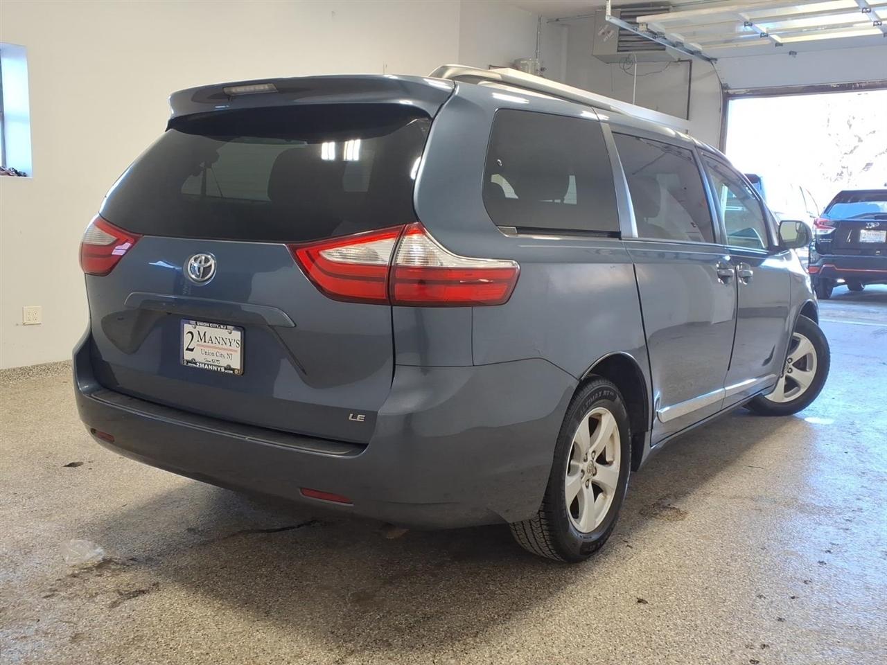 Toyota Sienna LE 8-Passenger Seating 2017