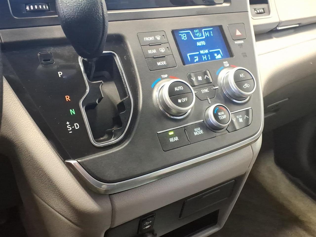 Toyota Sienna LE 8-Passenger Seating 2017