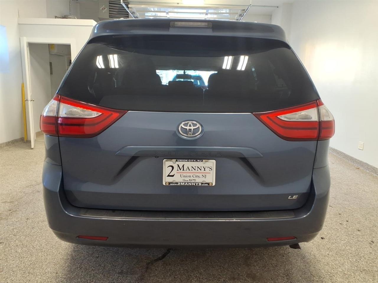 Toyota Sienna LE 8-Passenger Seating 2017