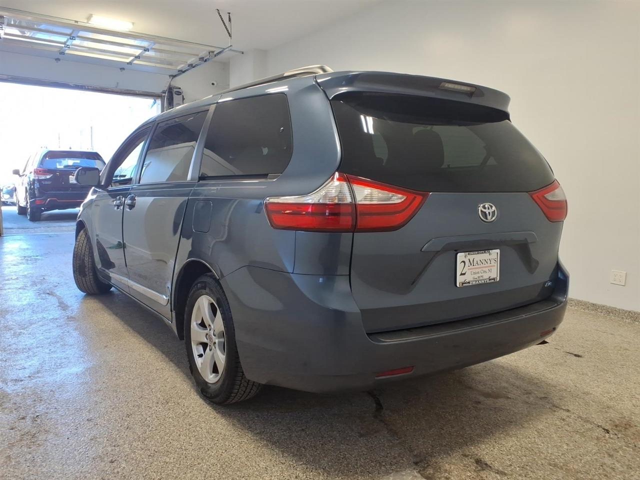 Toyota Sienna LE 8-Passenger Seating 2017