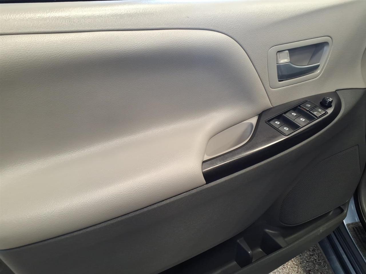 Toyota Sienna LE 8-Passenger Seating 2017