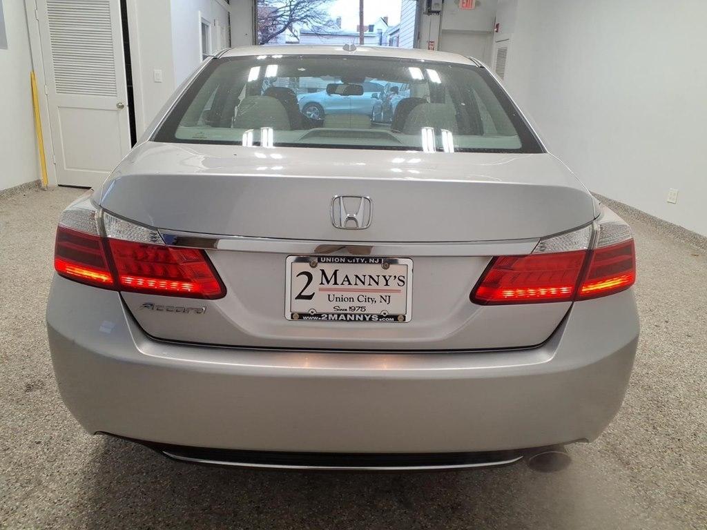 Toyota Corolla 4dr Sdn Auto LE (Natl) 2015