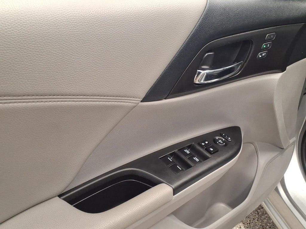 Toyota Corolla 4dr Sdn Auto LE (Natl) 2015