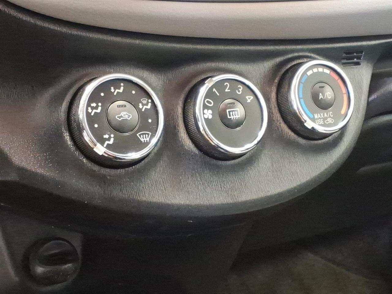 Toyota Yaris 5dr Liftback Man SE (TMC/CBU Plant) (Natl) 2014