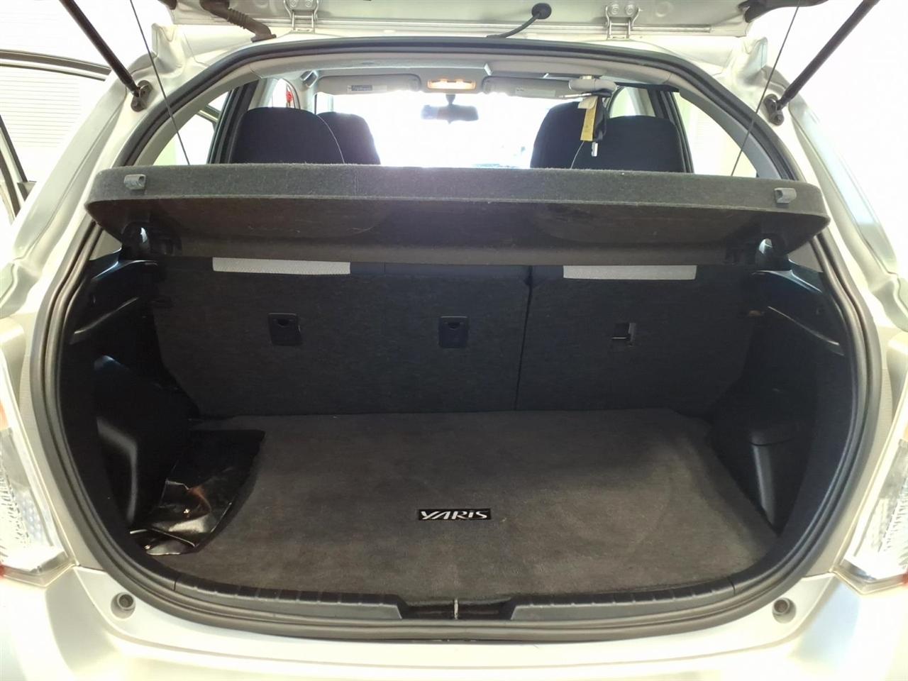 Toyota Yaris 5dr Liftback Man SE (TMC/CBU Plant) (Natl) 2014