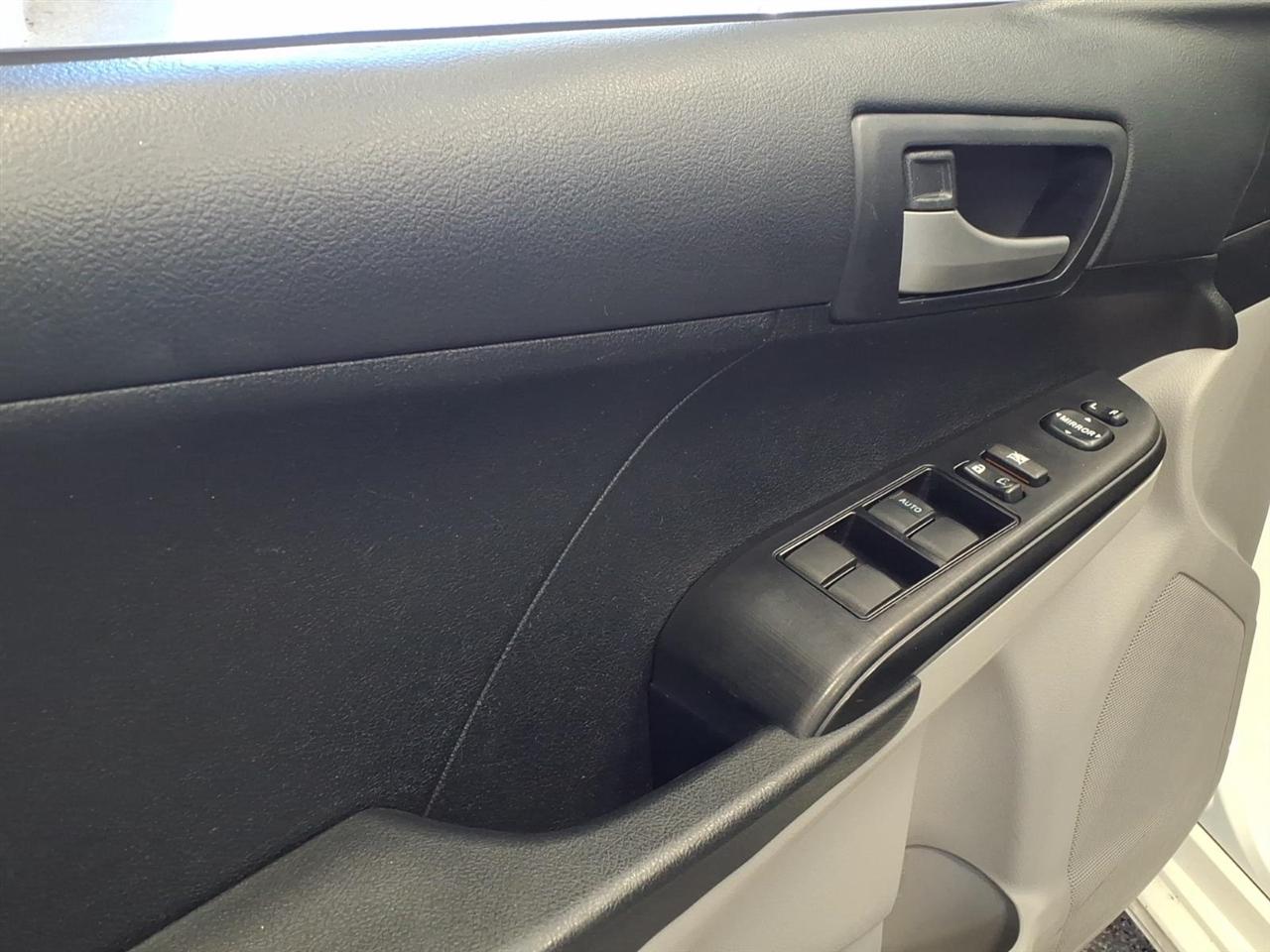 Toyota Camry 4dr Sdn I4 Auto LE (Natl) 2012