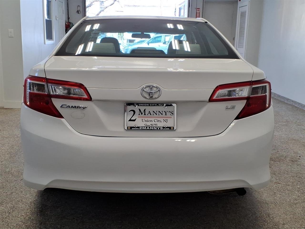 Toyota Camry 4dr Sdn I4 Auto LE (Natl) 2012