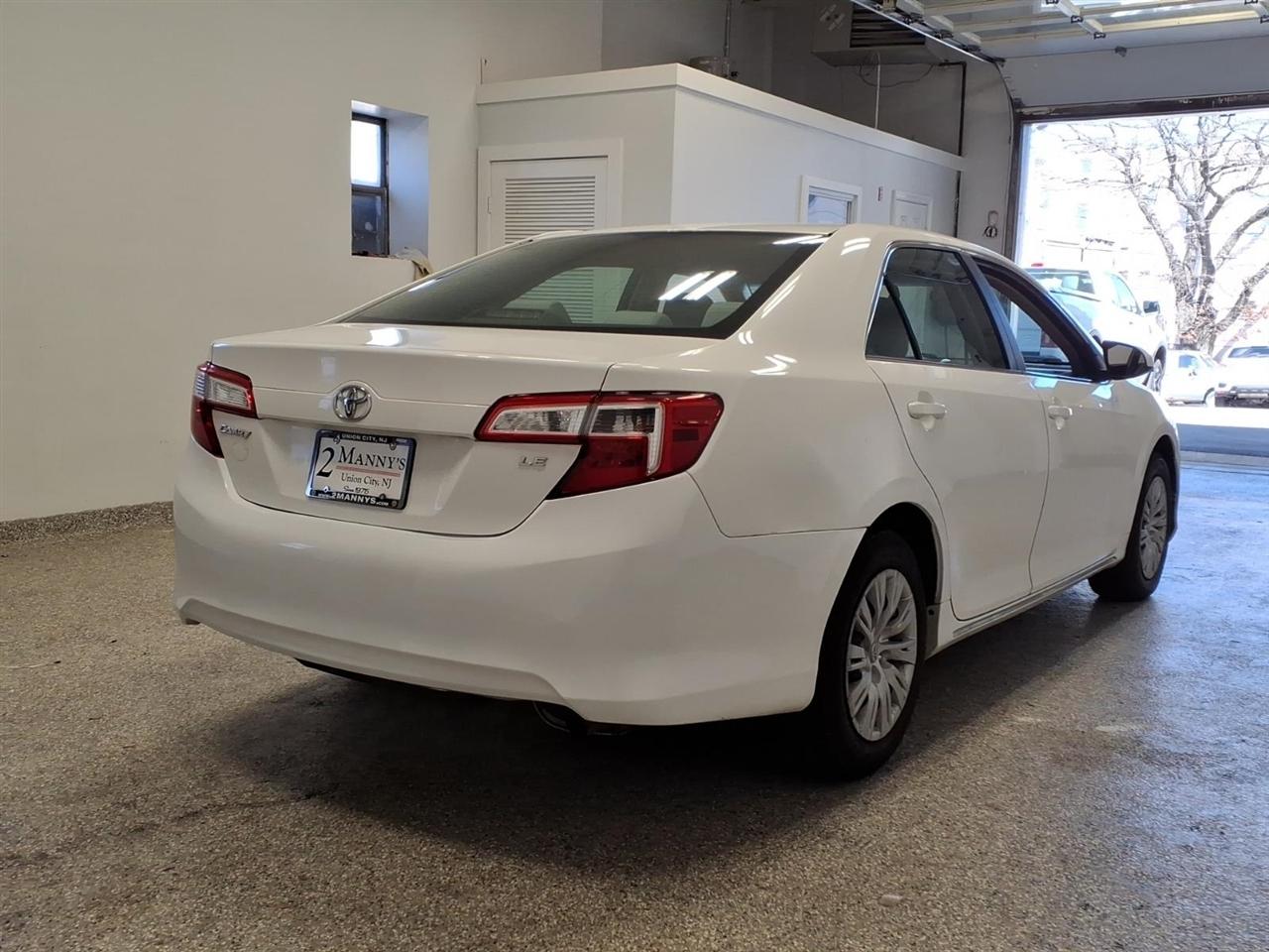 Toyota Camry 4dr Sdn I4 Auto LE (Natl) 2012