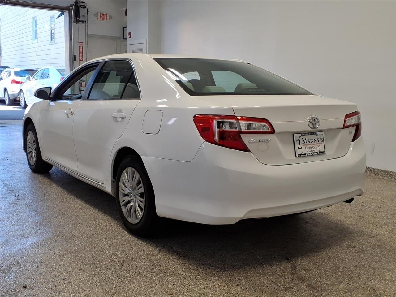 Toyota Camry 4dr Sdn I4 Auto LE (Natl) 2012