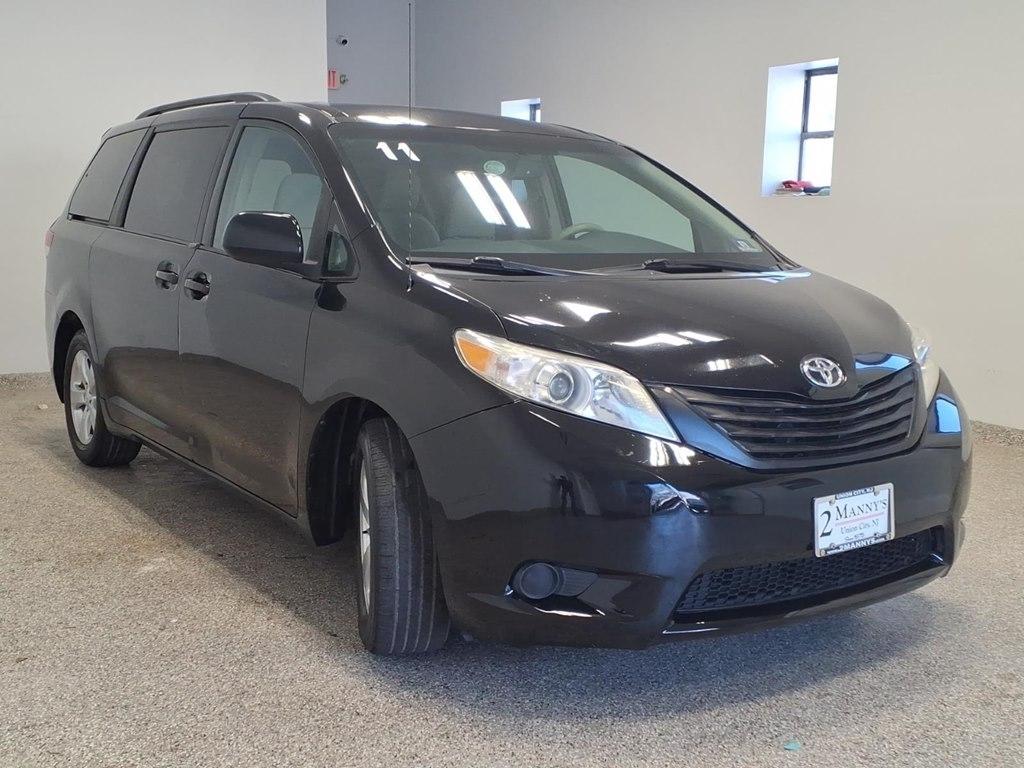 Toyota Sienna 5dr 7-Pass Van V6 LE FWD (Natl) 2011