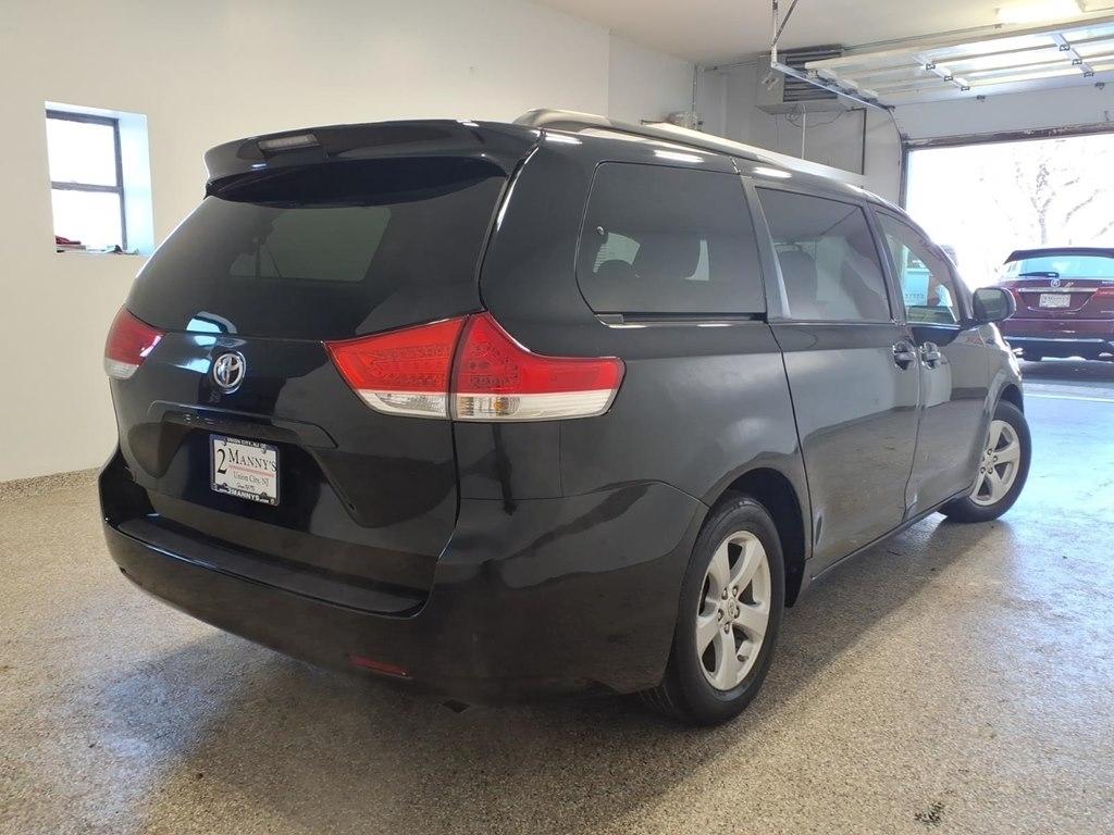 Toyota Sienna 5dr 7-Pass Van V6 LE FWD (Natl) 2011