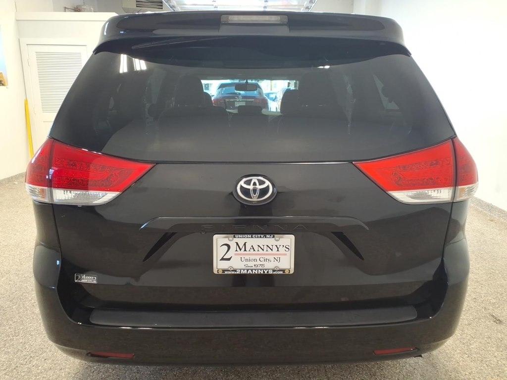 Toyota Sienna 5dr 7-Pass Van V6 LE FWD (Natl) 2011