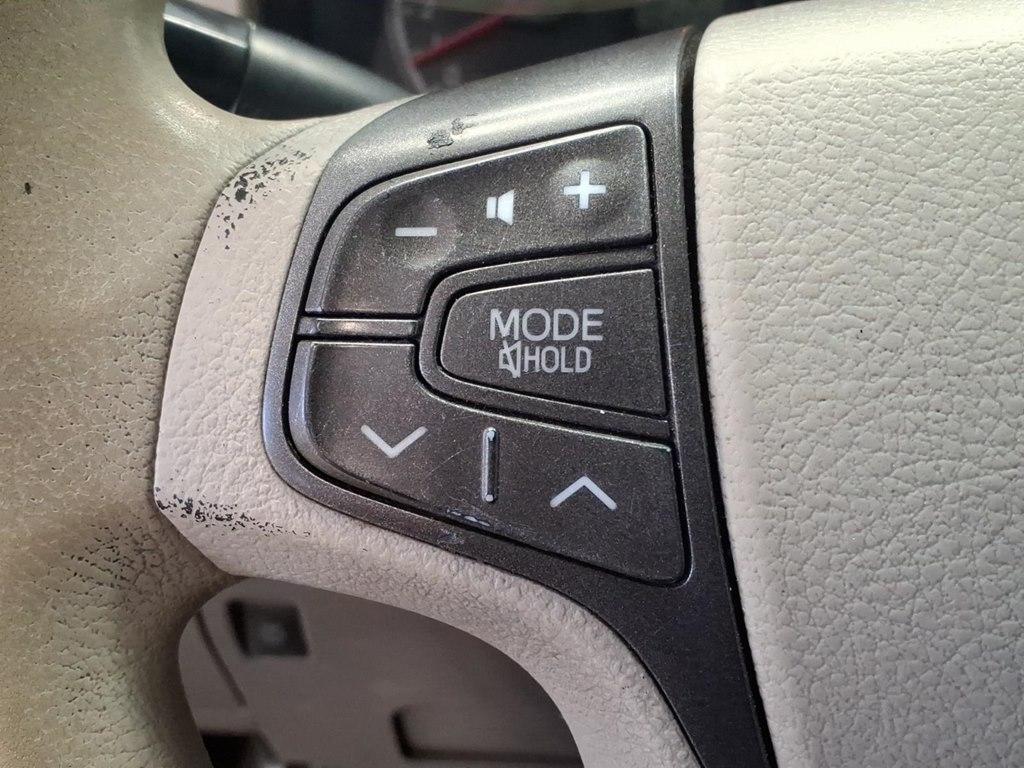 Toyota Sienna 5dr 7-Pass Van V6 LE FWD (Natl) 2011