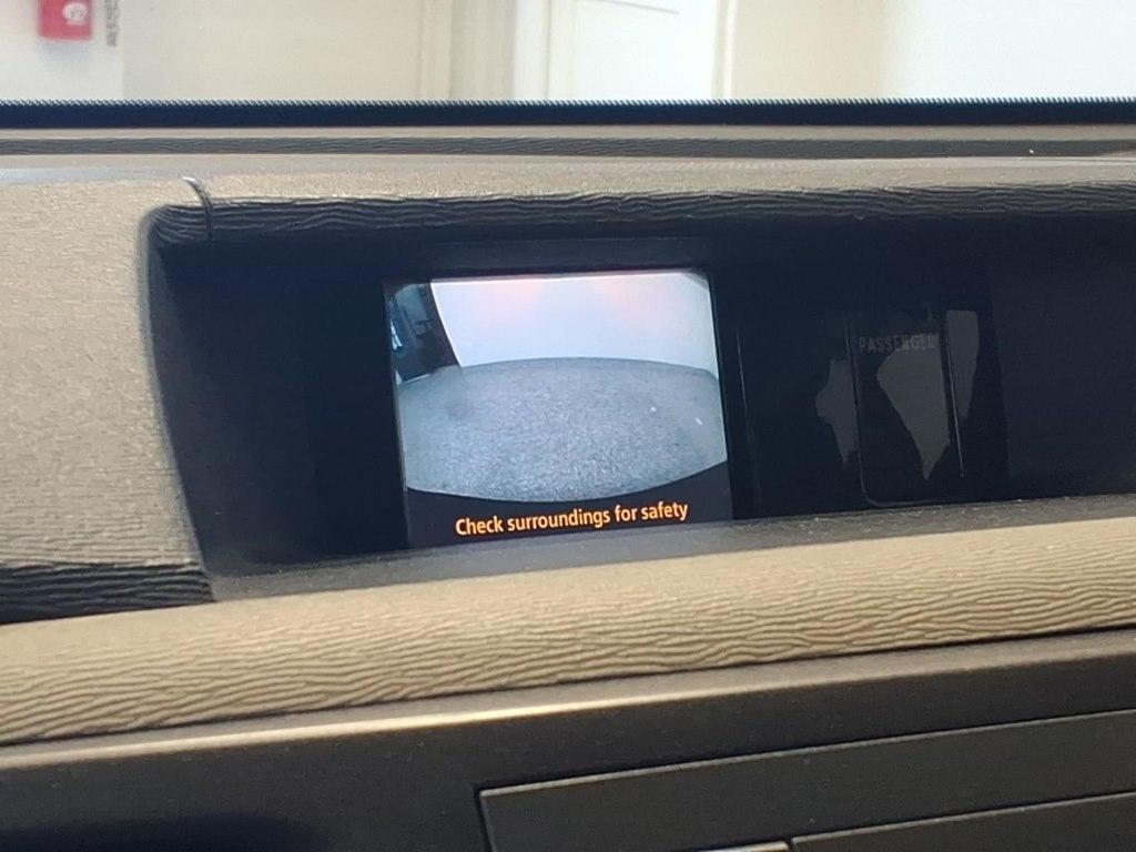 Toyota Sienna 5dr 7-Pass Van V6 LE FWD (Natl) 2011