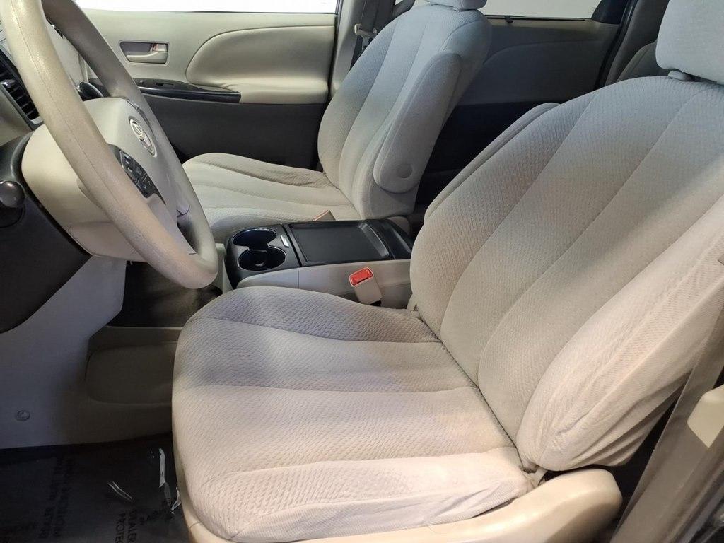 Toyota Sienna 5dr 7-Pass Van V6 LE FWD (Natl) 2011